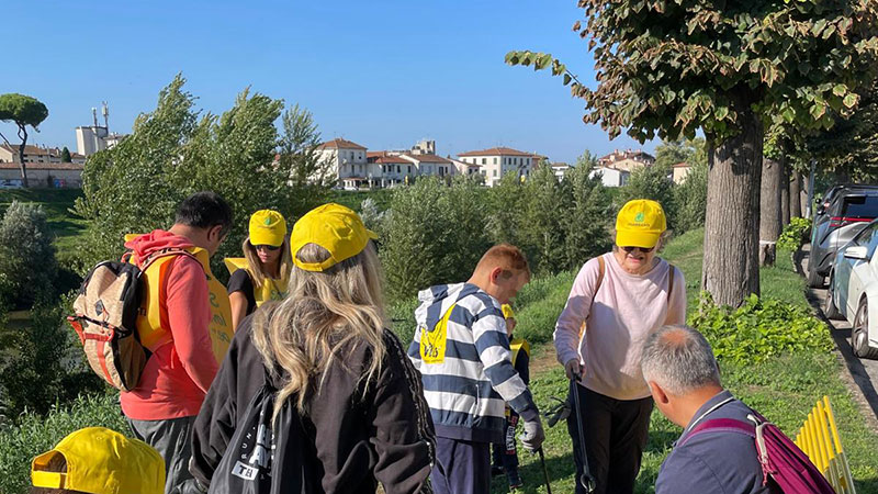 Puliamo il mondo, i volontari tornano a pulire l’argine dell’Arno