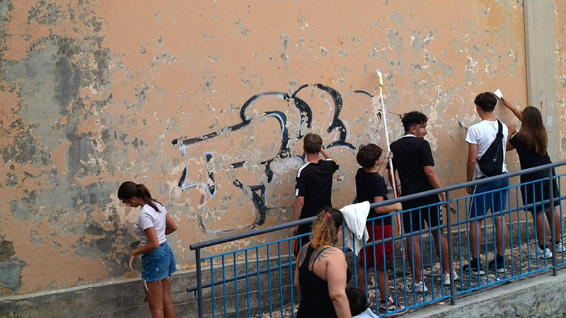 La Consulta dei giovani di Vinci ripulisce la scuola vandalizzata